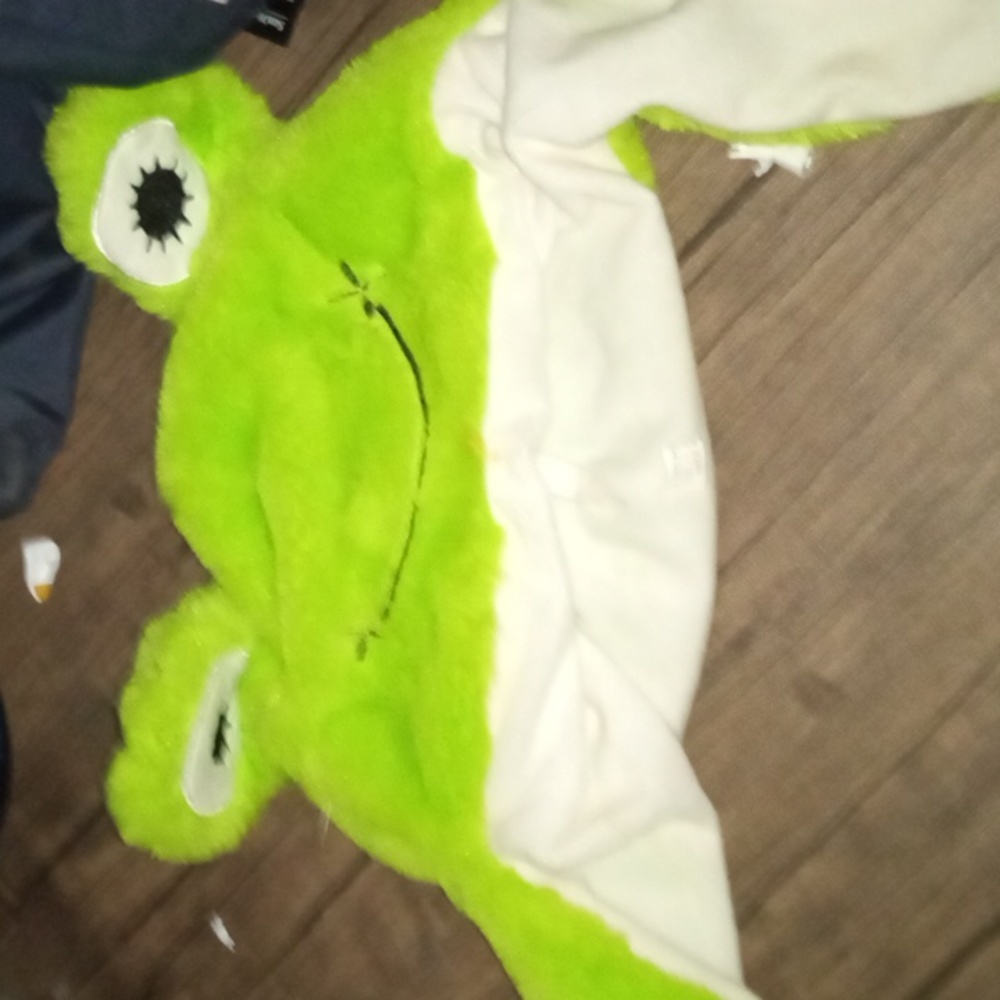 Manual frog beanie